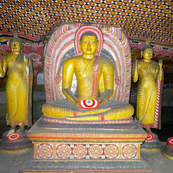 dambulla rots tempel gouden boeddha met 2 ernaast