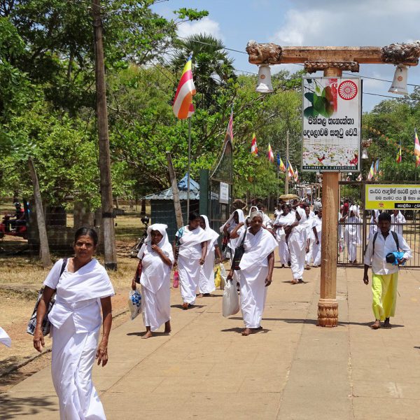 Sri Lanka vrouwen in wit bij tempel