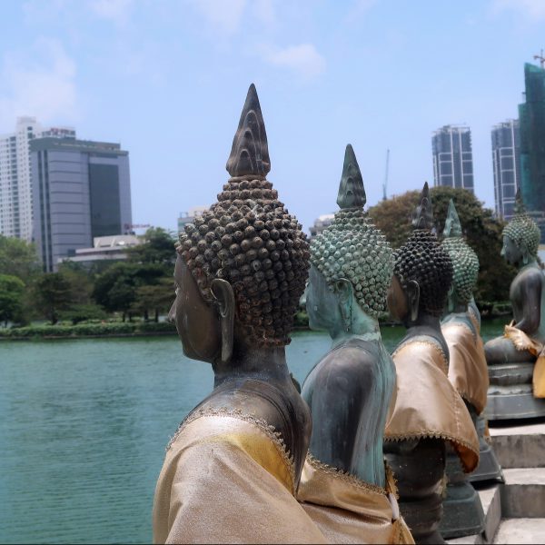 sri lanka op reis Colombo standbeelden beira meer