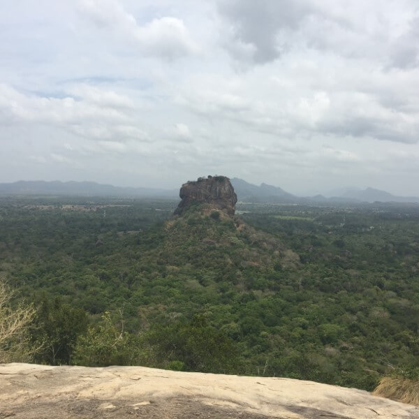 sri lanka vanaf pidurangala uitzicht op leeuwenrots sigiriya