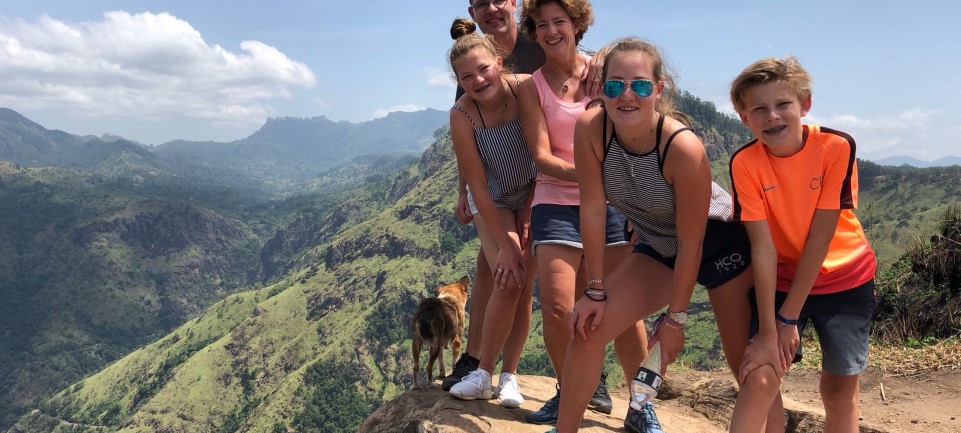 actieve reis familie op berg in Sri Lanka