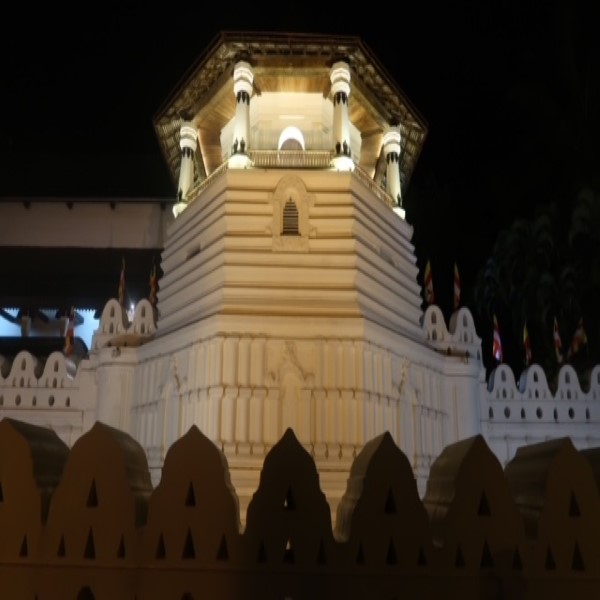 feestdagen tempel van de tand in kandy by night