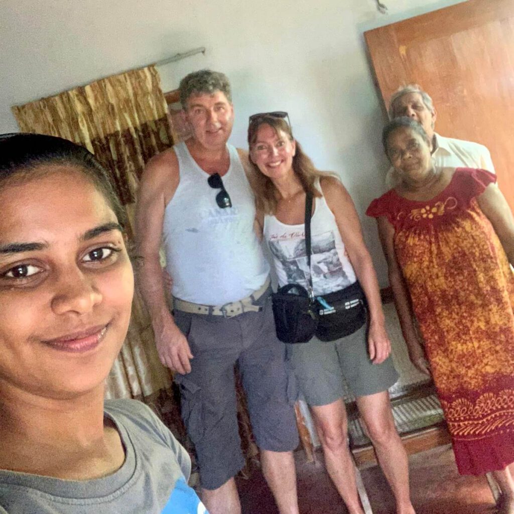 reizigers met lokale familie in sri lanka