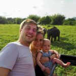 familie met baby en olifant sri lanka
