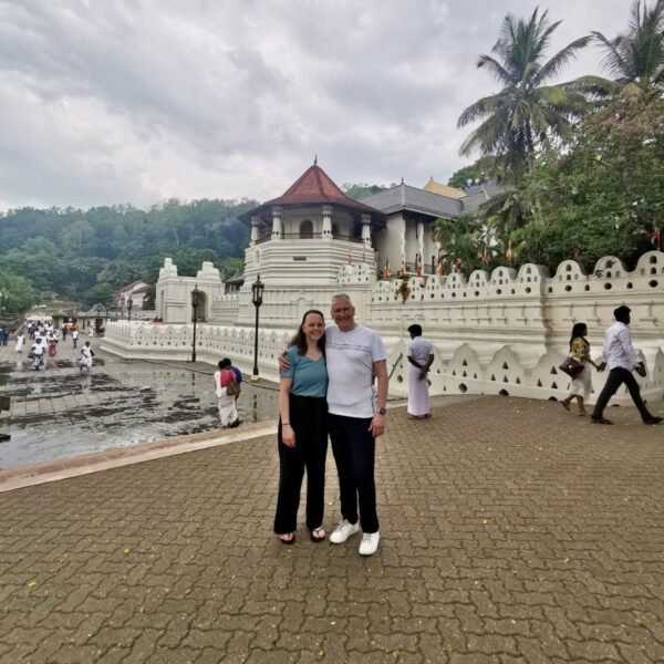 reizigers Sri Lanka op reis bij de tempel van de tand in Kandy