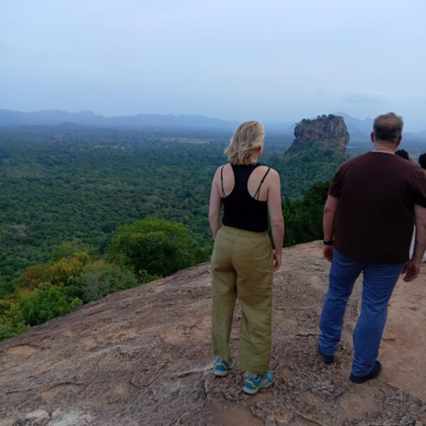 reizigers bovenop Pidurangala in Sri Lanka