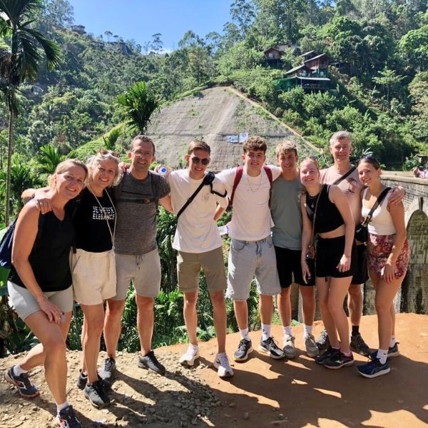 Groepsreis sri lanka bij brug in Ella