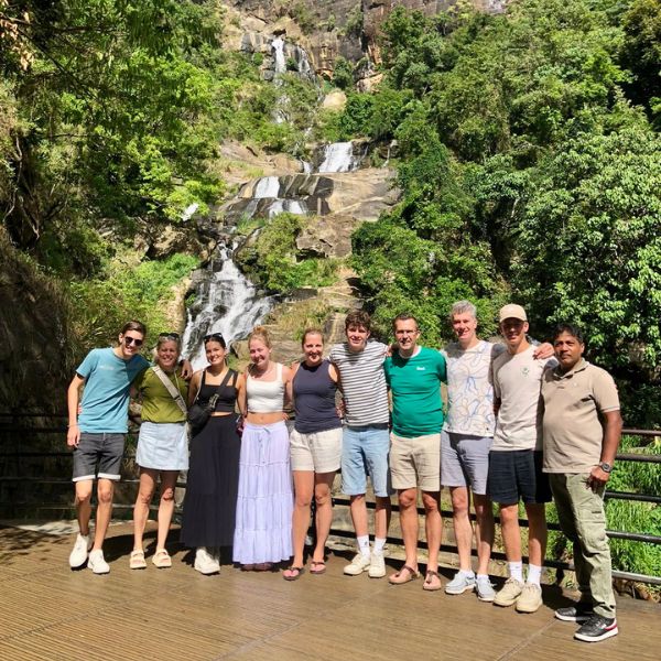 Kleinschalige familiereis Sri Lanka bij waterval